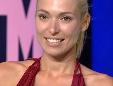 Το «τρολ» του συζύγου της Μικαέλα Φωτιάδη για την πόζα με τα ανοιχτά πόδια (φωτο)